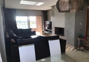 Televisión y chimenea 