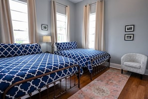 5 bedrooms, desk, iron/ironing board, travel crib