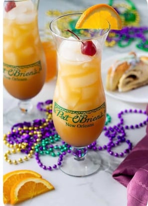Zwei Gläser ein Getränk mit Schichten, mit einer Kirsche oben, beschriftet mit "Pat O'Brien's New Orleans".