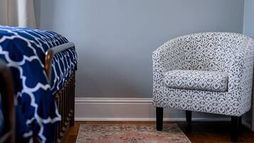 5 bedrooms, desk, iron/ironing board, travel cot