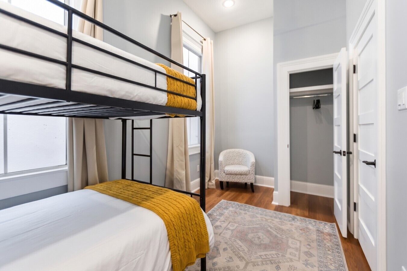 5 bedrooms, desk, iron/ironing board, travel cot
