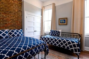 5 habitaciones, escritorio y tabla de planchar con plancha 