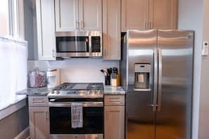 Kjøleskap, mikrobølgeovn, ovn og kokeplater