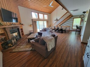 Smart TV, fireplace