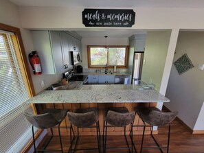 Fridge, microwave, oven, stovetop - Mountain Home with A/C + Spectacular Views Of Loon (Lincoln)
