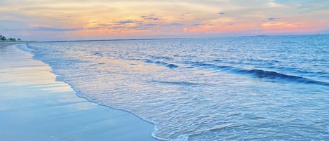 靠近海滩、沙滩椅、沙滩毛巾