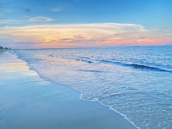 Playa en los alrededores, camastros y toallas de playa