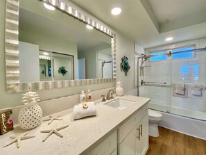 Ensemble douche/baignoire, sèche-cheveux, serviettes fournies