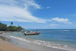A beach with boats and calm water. - VillaMerissa Nestled between two unspoiled beaches Pool/JackSprat/WiFi/Gym/Staff (Treasure Beach)