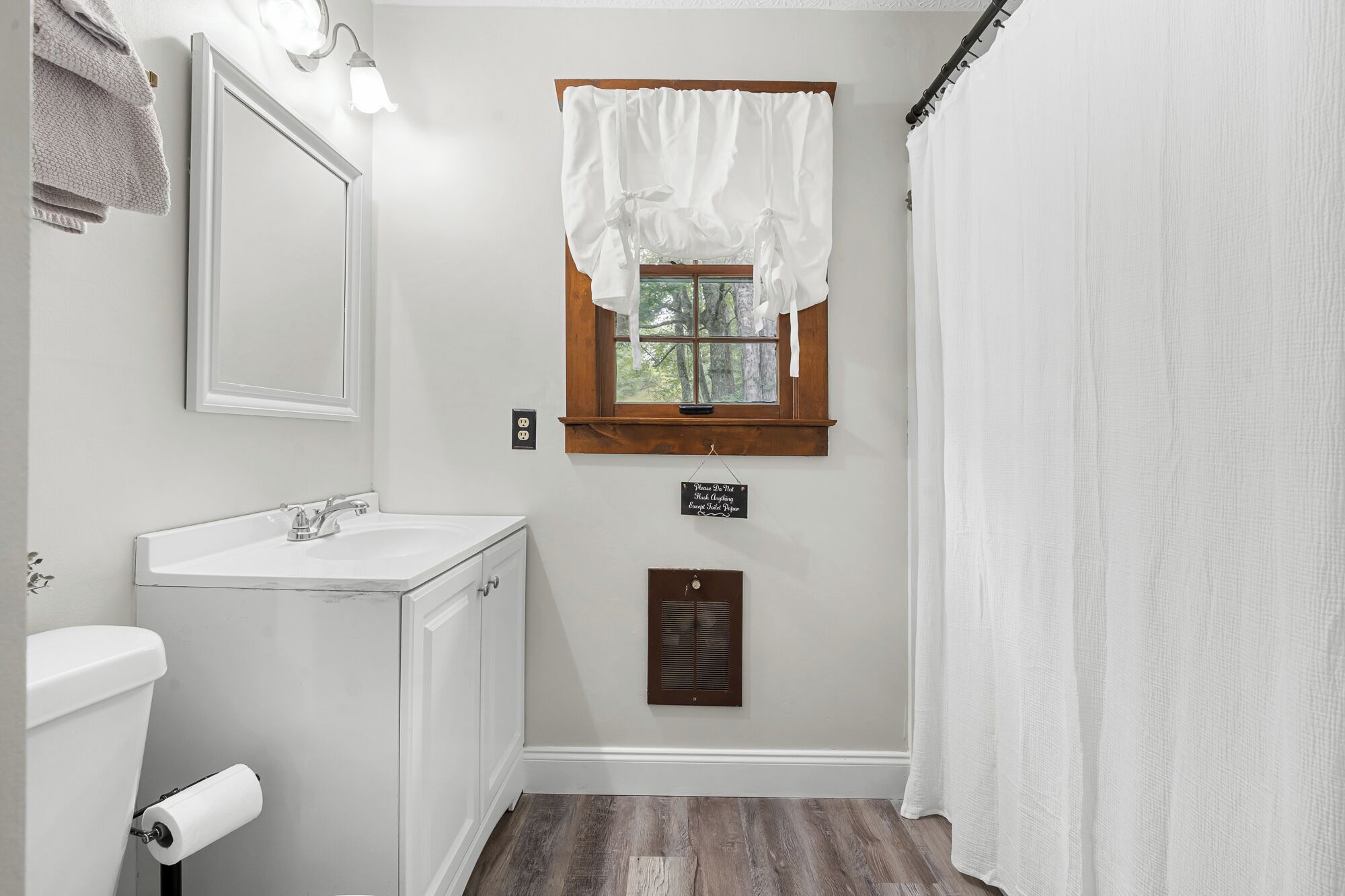 Combined shower/tub, hair dryer, towels