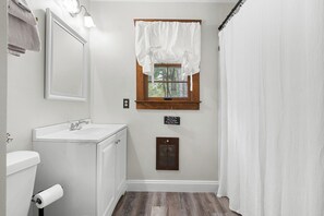 Combined shower/tub, hair dryer, towels