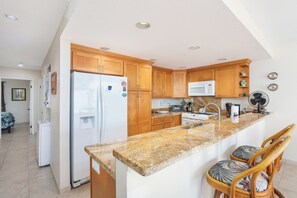 Réfrigérateur, four à micro-ondes, un four, surface de cuisson