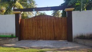 A wooden gate with a sign above it reading "BRISASDEL MAR".
