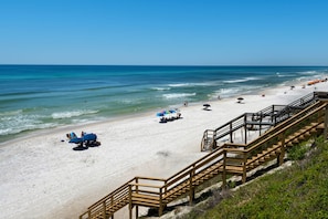 Playa en los alrededores, camastros y toallas de playa