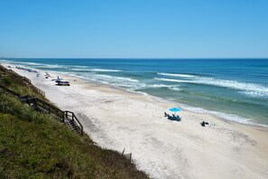 Playa en los alrededores, camastros y toallas de playa