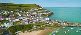 3 Bed Cottage-Sleeps 6-Garden-Hot Tub-Games Room