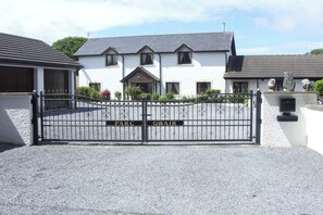 Exterior - 3 Bed Cottage-Sleeps 6-Garden-Hot Tub-Games Room (Llandysul)