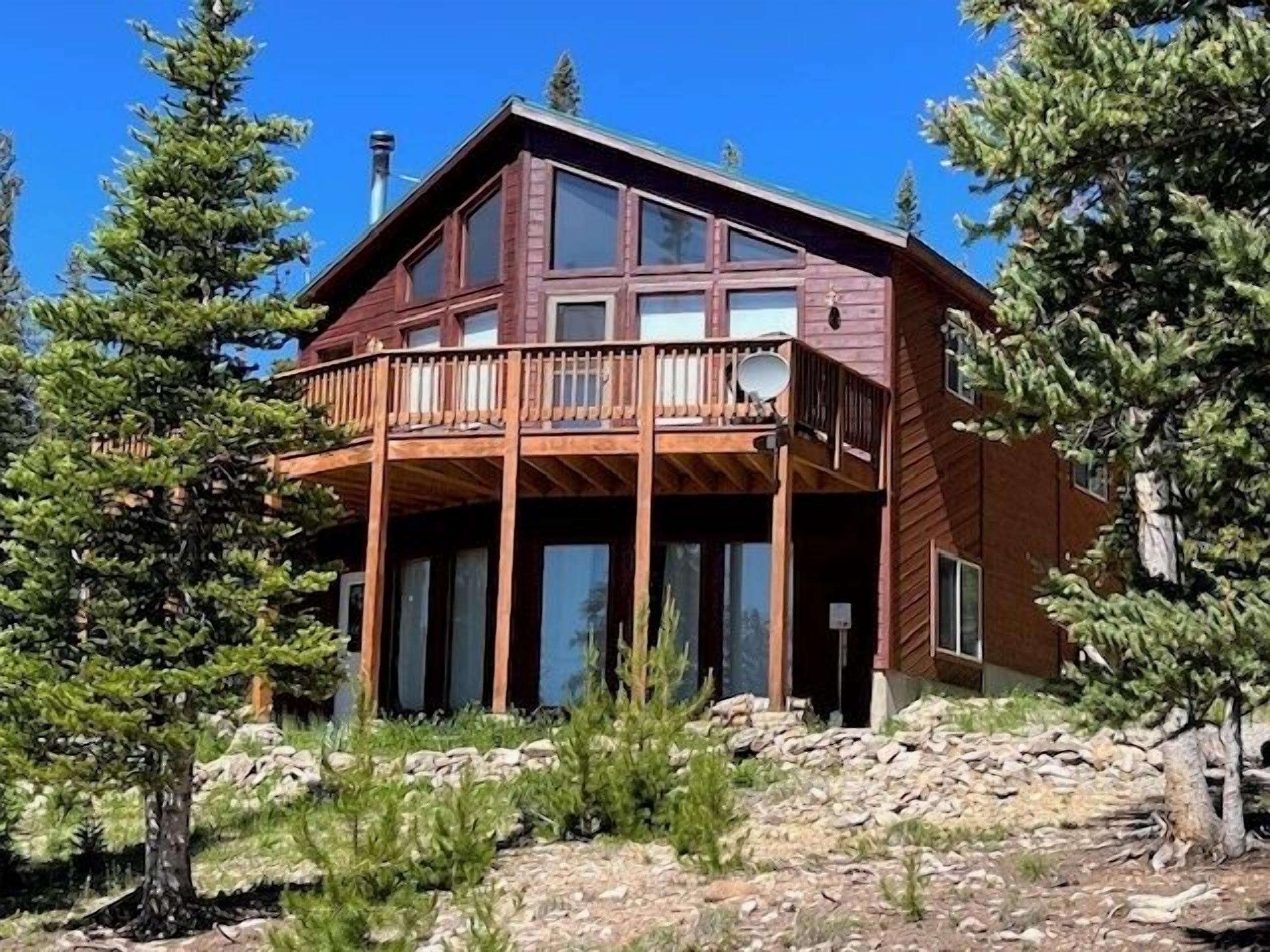 Welcome to Puma's Den, boasting spectacular views and large decks to enjoy!