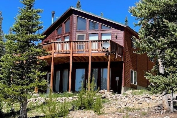 Welcome to Puma's Den, boasting spectacular views and large decks to enjoy!