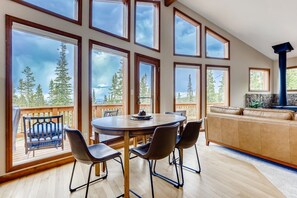 テレビ、テーブルサッカー台