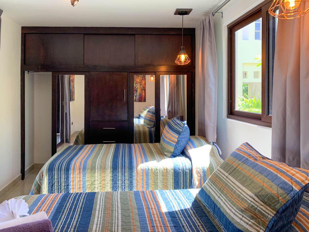 5 makuuhuonetta, tallelokero huoneessa, työpöytä, silitysrauta/-lauta