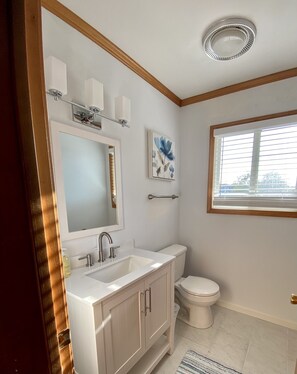 Een douche, een haardroger, toiletpapier