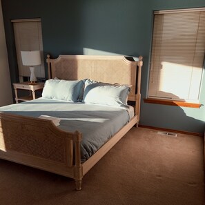 4 quartos, escrivaninha, ferros/tábuas de passar roupa, berço de viagem