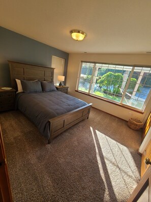 4 quartos, escrivaninha, ferros/tábuas de passar roupa, berço de viagem