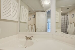 Tina con regadera, secadora de cabello, toallas, jabón