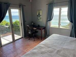 4 makuuhuonetta, tallelokero huoneessa, työpöytä, silitysrauta/-lauta