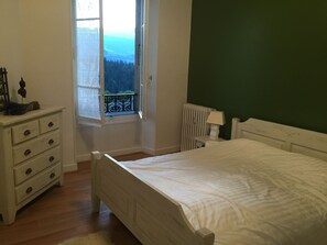 2 Schlafzimmer, Schreibtisch, Bügeleisen/Bügelbrett, Reisekinderbett
