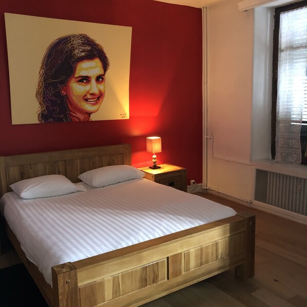 2 chambres, bureau, fer et planche à repasser, lit parapluie