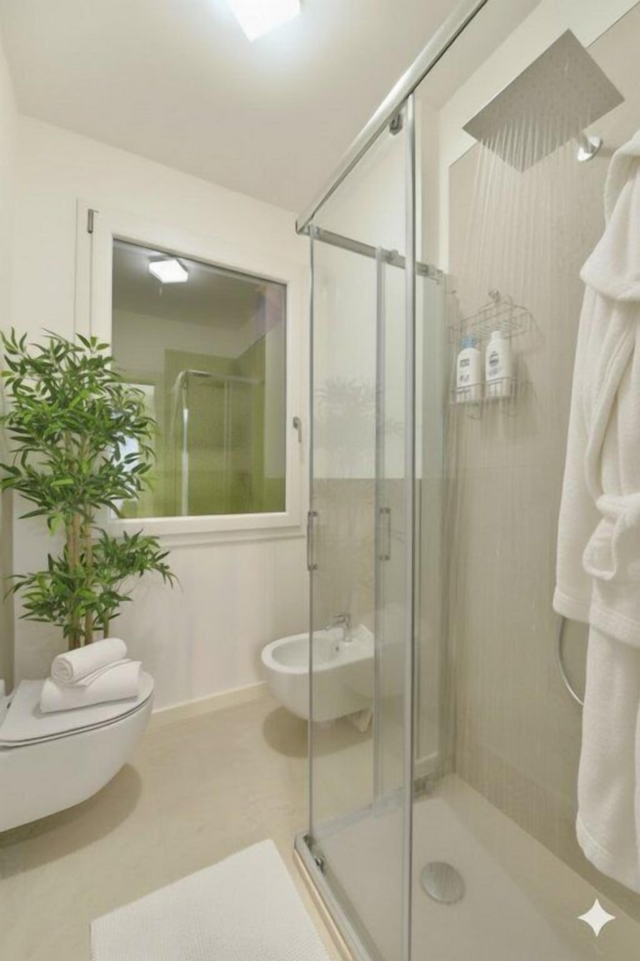 Bruser, hårtørrer, bidet, håndklæder