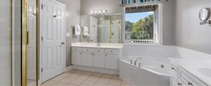 Combined shower/bathtub, jetted bath, hair dryer, towels - Edisto 4 BR House W/Resort Amenities and beach access (Edisto Island)