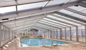 Piscine intérieure, piscine extérieure