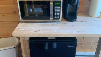 Kühlschrank, Mikrowelle, Wasserkocher mit Kaffee-/Teezubehör