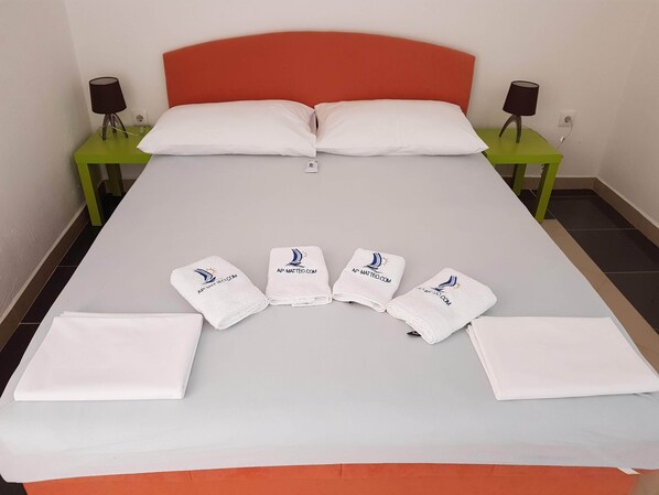 1 chambre, fer et planche à repasser, accès Internet, draps fournis