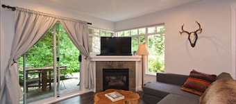 Whistler Hide-away: A real treasure, beautifully renovated, peaceful private setting