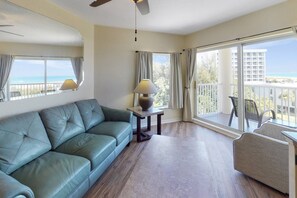 TV - Premier Beachfront Resort. Beach, Heated Pool and Spa. Onsite Bar, Gym, & Cafe. Free Fun Activities! (Treasure Island)