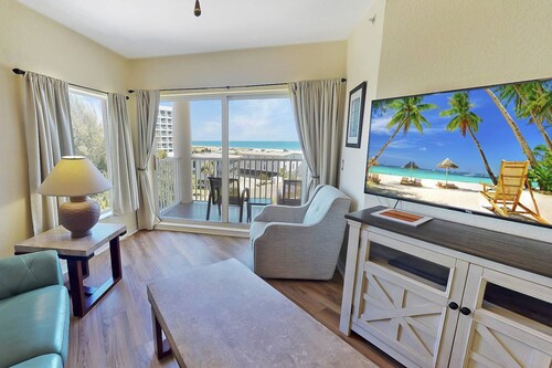 Premier Beachfront Resort. Beach, Heated Pool and Spa. Onsite Bar, Gym, & Cafe. Free Fun Activities!