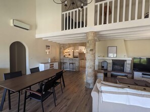 TV connectée, cheminée, lecteur de DVD