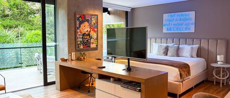 1 غرفة نوم وخزنة داخل الغرفة ومكتب ومكواة/لوح كي