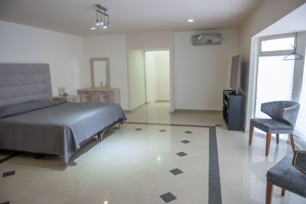 1 dormitorio, tabla de planchar con plancha, Internet