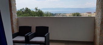 Studio Melissa con terrazza e vista mare, a Omisalj
