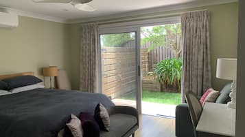 1 Schlafzimmer, Zimmersafe, Schreibtisch, Bügeleisen/Bügelbrett