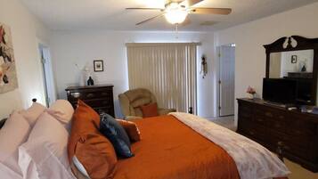 3 bedrooms, desk, iron/ironing board, free WiFi