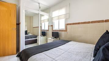 1 habitación, tabla de planchar con plancha, wifi gratis y ropa de cama