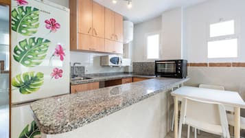 Jääkaappi, mikroaaltouuni, uuni, liesi