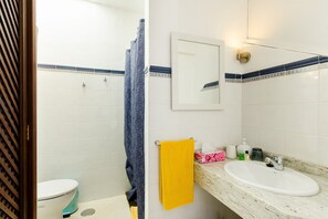 Ducha, secador de pelo, toallas