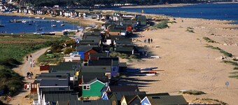 4 bedroom, 3 bath, walk to the beach, golf, shops, pubs. New Forest 3 miles. 